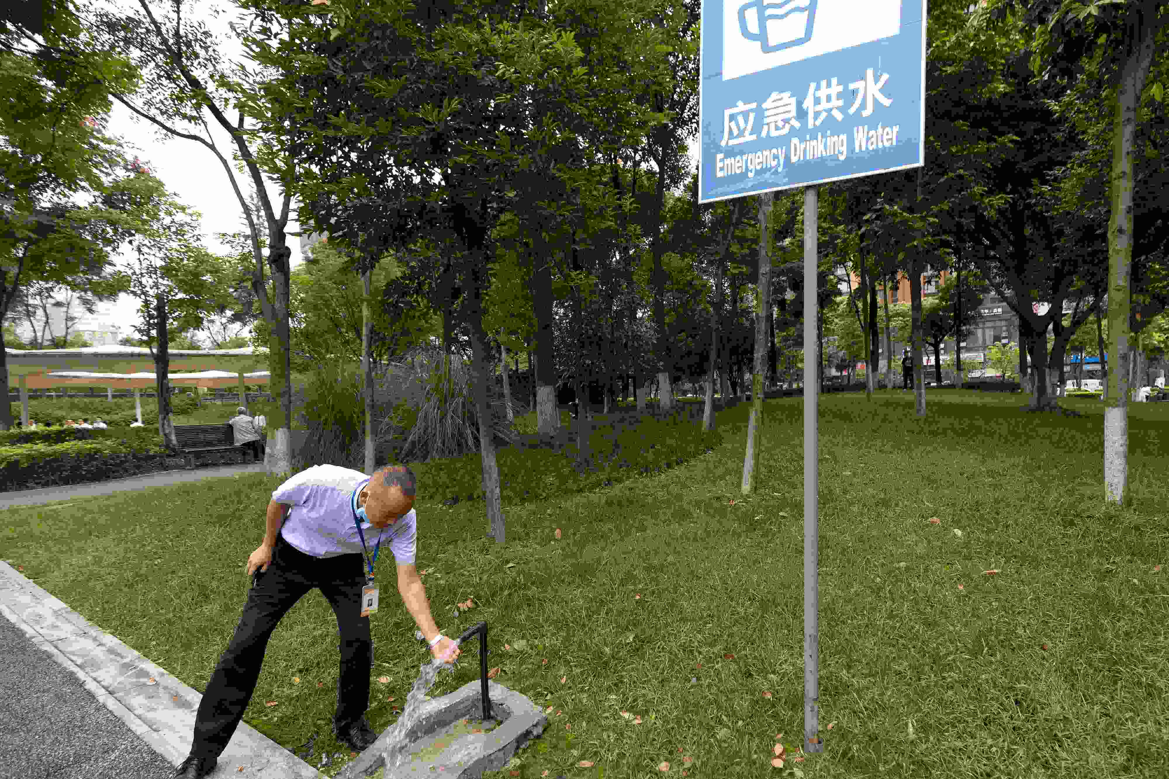 位于成都高新區(qū)天府二街與天府三街之間的大源中央公園，應(yīng)急供水設(shè)施標(biāo)識(shí)醒目。