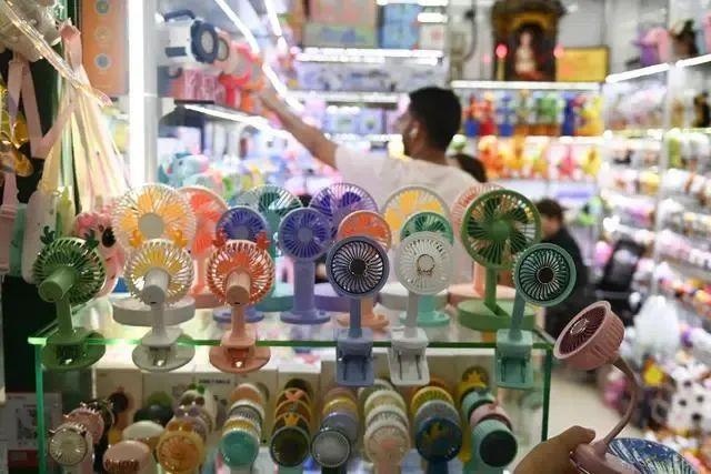 △近期，客商在浙江義烏國際商貿(mào)城采購商品。