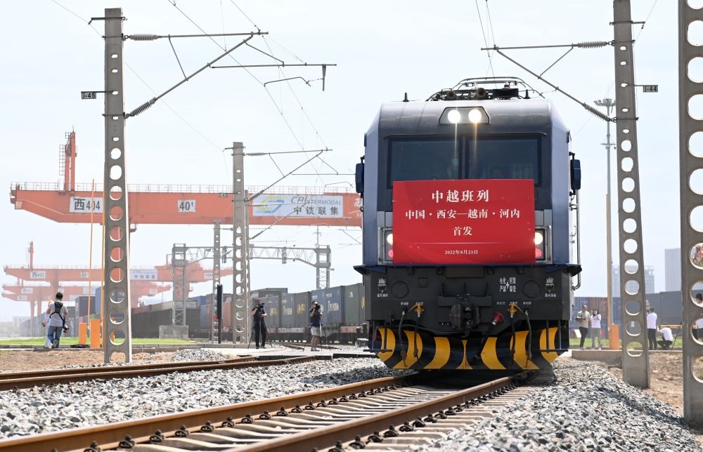 2022年8月23日，陜西首趟中越國際貨運(yùn)班列由西安國際港站駛出開往越南河內(nèi)。新華社記者 李一博 攝