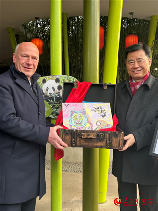 吳墾大使和韋格納市長手捧德國兒童為“夢想”“夢圓”準(zhǔn)備的手繪“送別大禮包”。人民網(wǎng)記者 徐馨攝