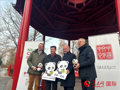中國文化中心組織的主題活動(dòng)現(xiàn)場。從左至右依次為柏林動(dòng)物園園長克尼里姆、中國駐德國大使吳懇、柏林市長韋格納、柏林動(dòng)物園監(jiān)事會(huì)主席布魯克曼。人民網(wǎng)記者 徐馨攝