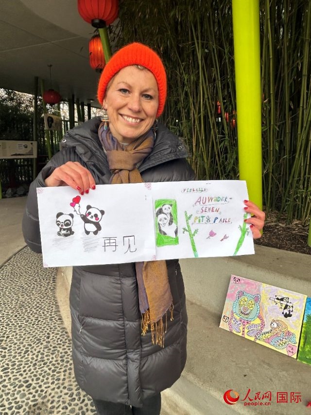 桑德拉和德國小朋友們的作品。右圖寫著“祝福好運(yùn)，再見 Pit和Paule（“夢想”“夢圓”的德語名字）”。人民網(wǎng)記者 徐馨攝