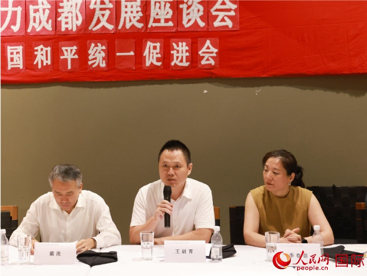 中國駐里約總領(lǐng)館副總領(lǐng)事王尉育（中）在座談會(huì)中致辭。人民網(wǎng)記者 陳海琪攝