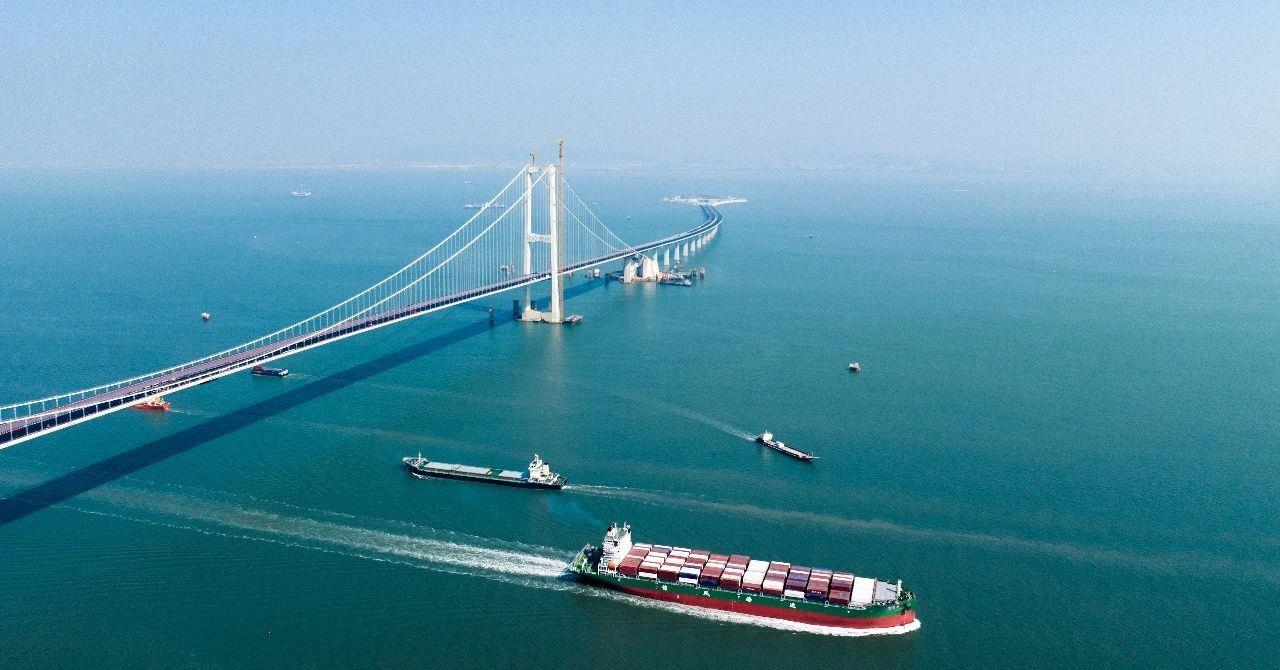 △2023年11月28日，國家重大工程深中通道海底沉管隧道貫通。