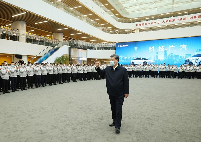 △2023年4月12日，習(xí)近平總書記在廣東廣汽研究院向職工們揮手致意。