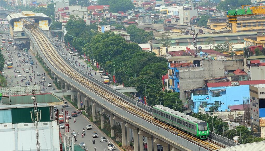 2021年11月6日，列車(chē)在越南首都河內(nèi)吉靈-河?xùn)|輕軌線(xiàn)上行駛。中企承建的越南首條城市輕軌項(xiàng)目交接儀式當(dāng)日在河內(nèi)舉行，標(biāo)志著該項(xiàng)目投入運(yùn)行。新華社/越通社