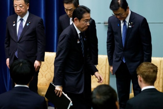  11月2日，在日本東京首相官邸，日本首相岸田文雄在新聞發(fā)布會(huì)后離開會(huì)場。新華社發(fā)（Pool圖片，太田潔攝）