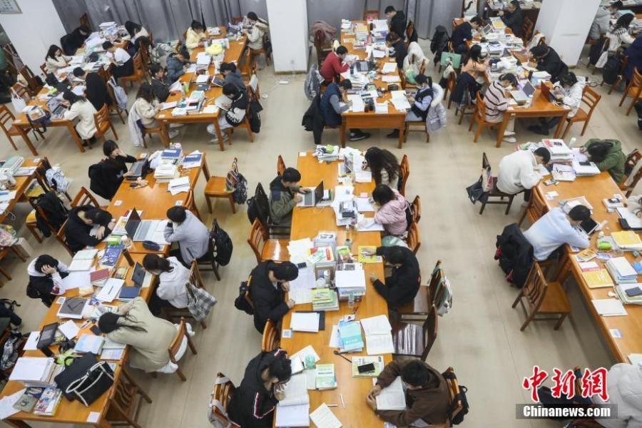 資料圖：眾多考研學生在南昌大學圖書館的自習室內(nèi)復習備考。劉力鑫 攝