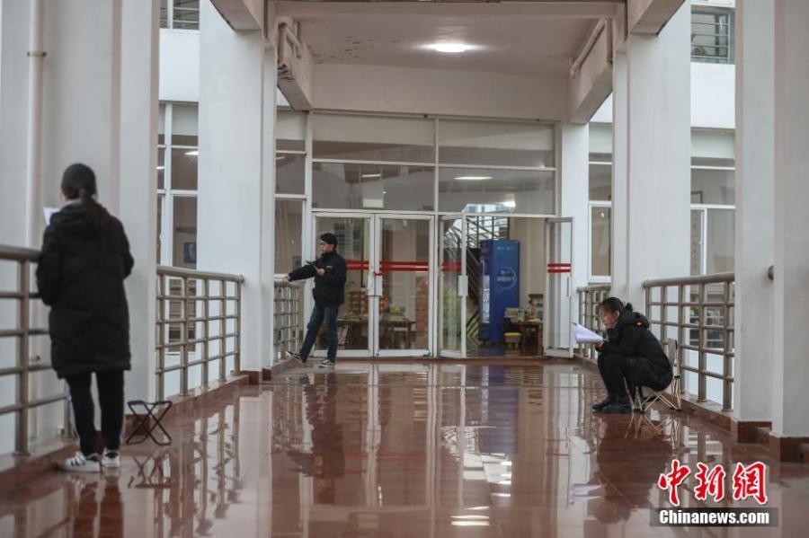 資料圖：幾位考研學生在南昌大學教學樓的天橋上復習備考。劉力鑫 攝