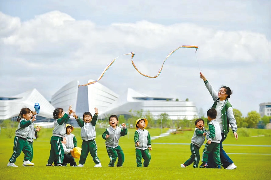 童心飛揚(yáng) 在浙江衢州市智慧新城草坪公園，一名幼兒園老師揮舞彩帶，與孩子們一起玩耍。衢州市柯城區(qū)將兒童友好理念融入城區(qū)整體規(guī)劃，努力為兒童成長創(chuàng)造更好的發(fā)展環(huán)境，提升兒童和家庭的獲得感、幸福感、安全感。 衢州市柯城區(qū)某幼兒園哥倫比亞籍教師 莉莉安娜·雷斯特雷波·埃斯皮諾薩攝 “我和家人都很喜歡在衢州生活，這是一座兒童友好城市，有很多兒童營地和戶外活動(dòng)場(chǎng)所。我看到孩子們?cè)谟變簣@、戶外非?？鞓返赝嫠?，便用相機(jī)記錄下這美好時(shí)刻?！? /></p> <p style=