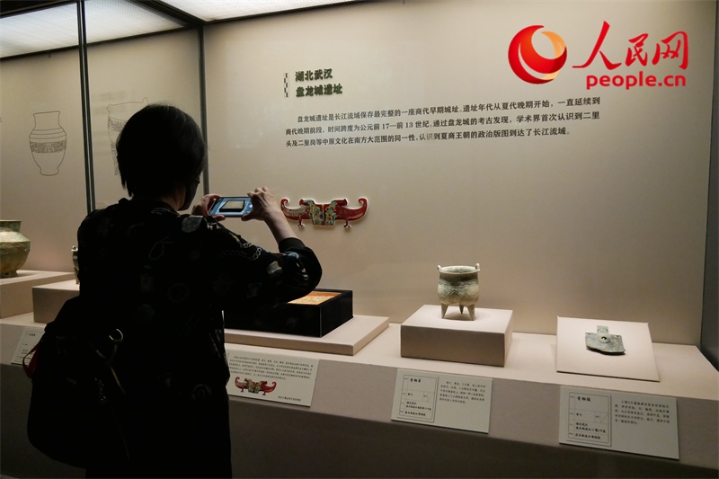 今年9月，觀眾正在參觀“鑒往知遠(yuǎn)——新時代考古成果展”。人民網(wǎng)記者 韋衍行攝