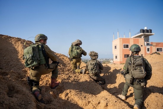 這張以色列國防軍12月10日發(fā)布的照片顯示，以軍地面部隊在加沙地帶進行軍事行動。新華社發(fā)