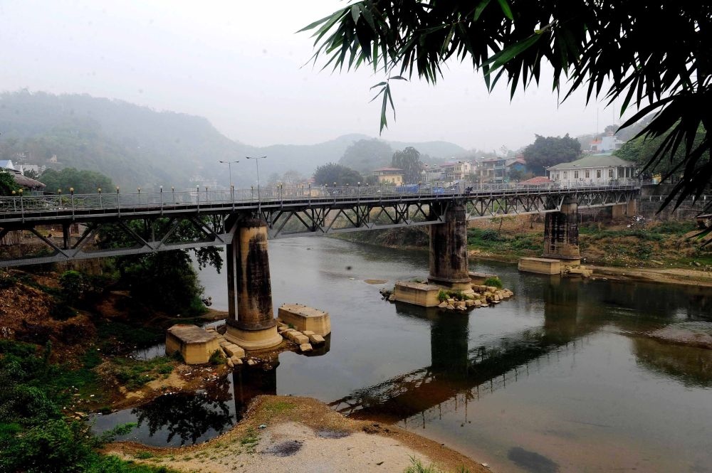 這是滇越鐵路連接中越兩國(guó)的中越鐵路大橋，橋的對(duì)岸是越南老街?。?010年3月20日攝）。