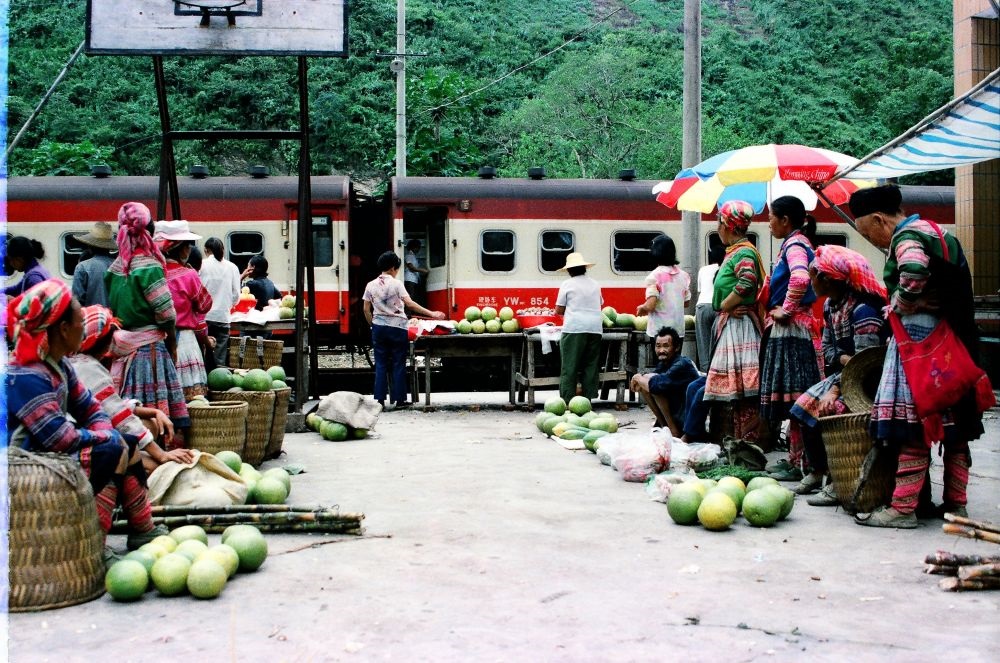 這是90年代中后期滇越鐵路沿線的集市，客運(yùn)列車的開(kāi)行為當(dāng)?shù)氐拇迕駧?lái)商機(jī)。