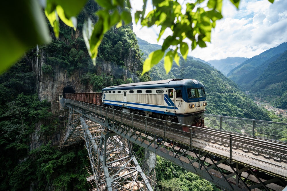進(jìn)行人字橋橋梁檢測(cè)的米軌列車通過(guò)人字橋（2023年9月6日攝）。