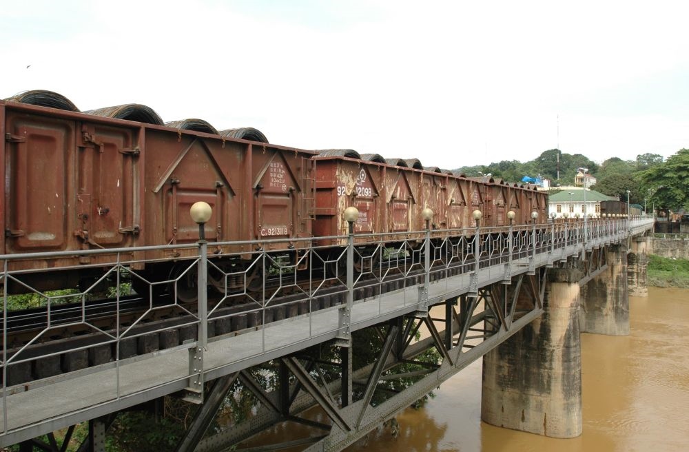 一輛開(kāi)往越南的貨運(yùn)列車通過(guò)云南省紅河哈尼族彝族自治州河口縣的中越鐵路橋（2007年5月19日攝）。