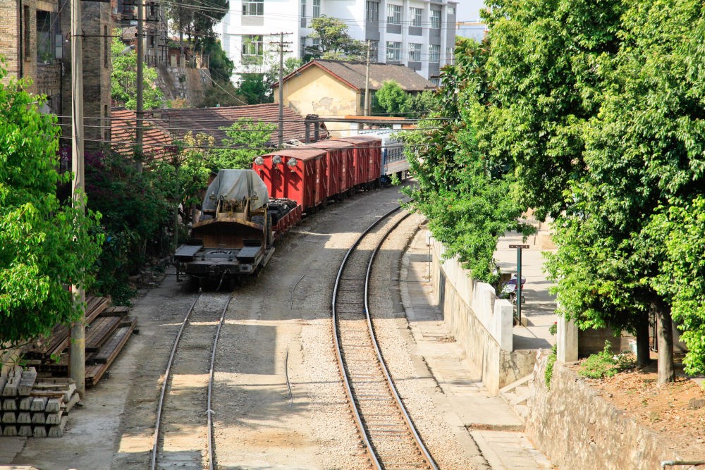滇越鐵路宜良段的鐵軌與貨車（2013年3月26日攝）。