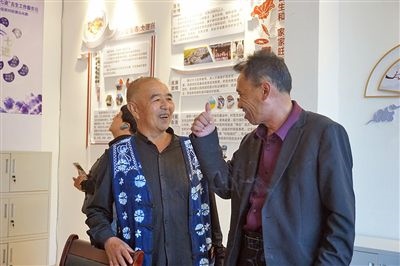  在大理州古生村訴訟服務(wù)站內(nèi)，全國人大代表樊九平為“阿鵬調(diào)解員”點贊。