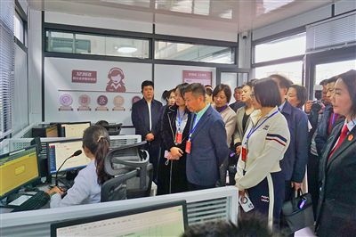  在昆明中院訴前調(diào)解工作室內(nèi)，代表們觀摩法官線上調(diào)解。