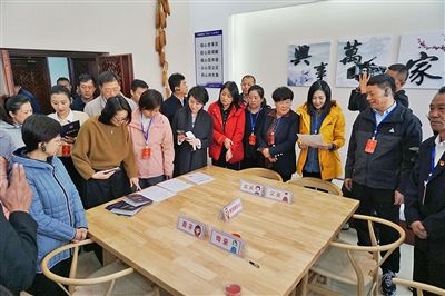  在劍川法院家事調(diào)解室內(nèi)，該院制作的《離婚證明書》引起了代表們的關(guān)注。