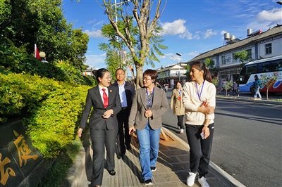  全國人大代表王爭（右一）、張海鷗（右二）向法官了解民族特色調(diào)解工作機制。