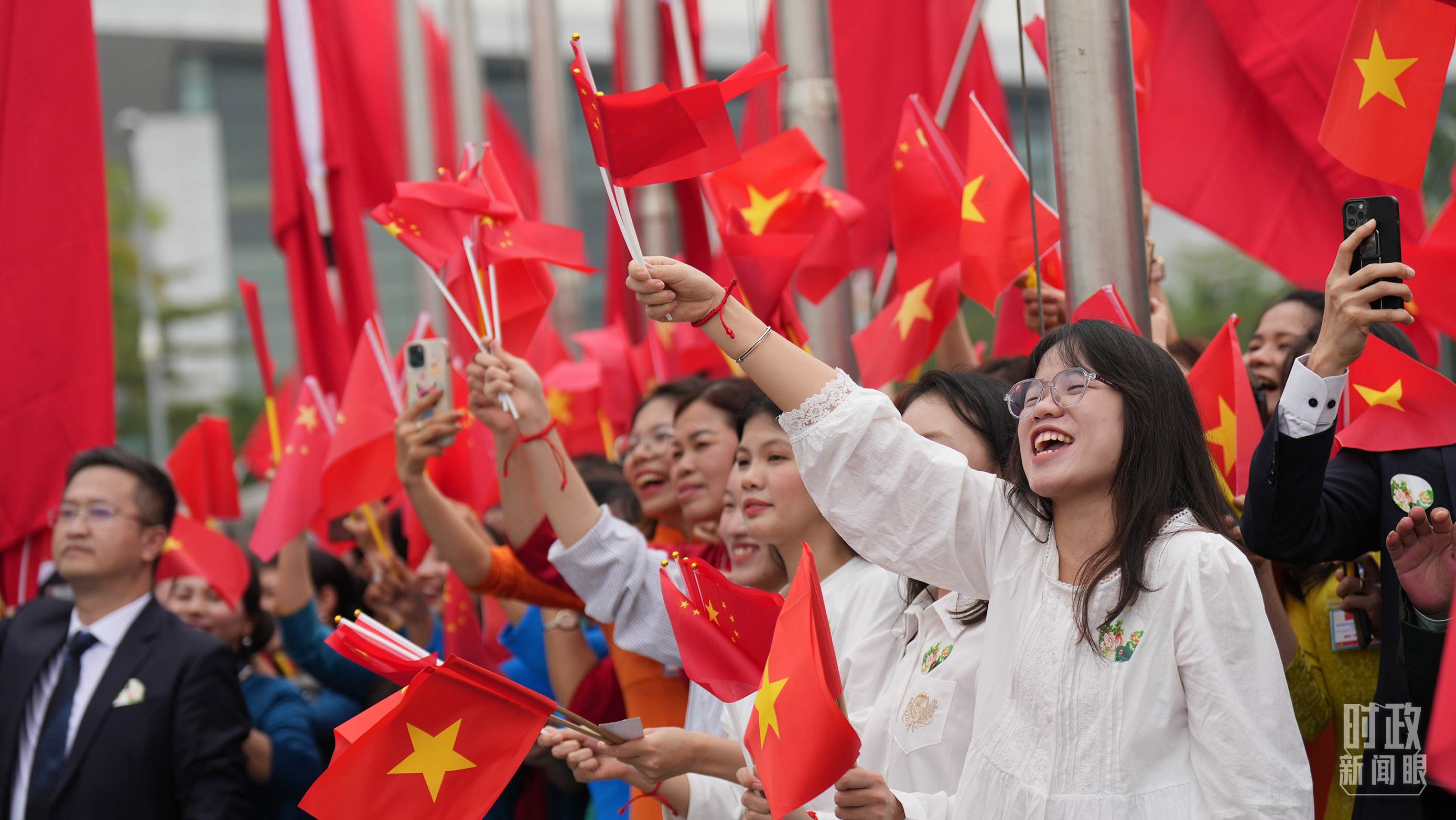 △人們揮舞兩國(guó)旗幟歡迎習(xí)近平訪越。（總臺(tái)國(guó)廣記者李晉拍攝）