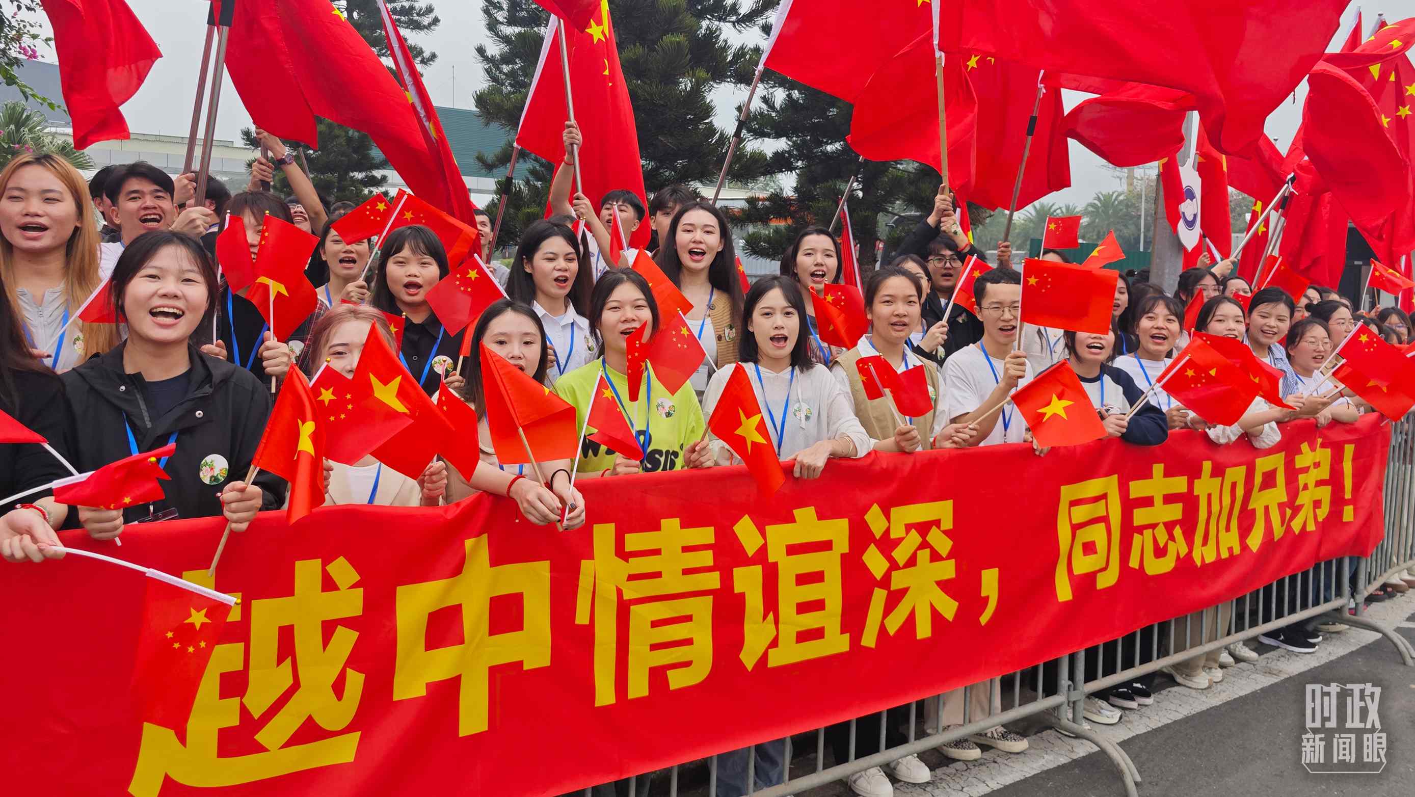 △習(xí)近平乘車(chē)從機(jī)場(chǎng)赴下榻飯店途中，許多人自發(fā)聚集在道路兩旁，揮舞兩國(guó)旗幟，表達(dá)熱烈歡迎。（總臺(tái)央視記者耿小龍拍攝）