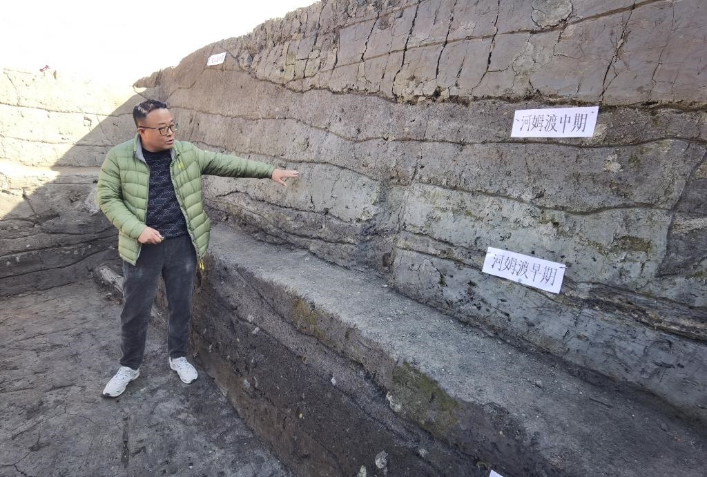 12月14日，汶溪遺址發(fā)掘項目現(xiàn)場負責(zé)人雷少介紹遺址整體情況。新華社記者顧小立 攝