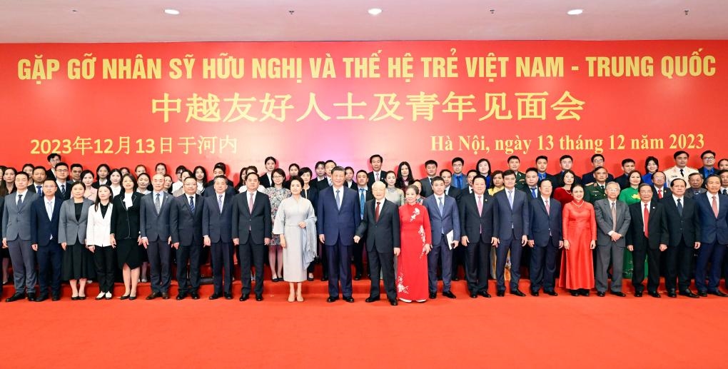 這是習(xí)近平夫婦和阮富仲夫婦同中越兩國青年和友好人士代表親切合影。