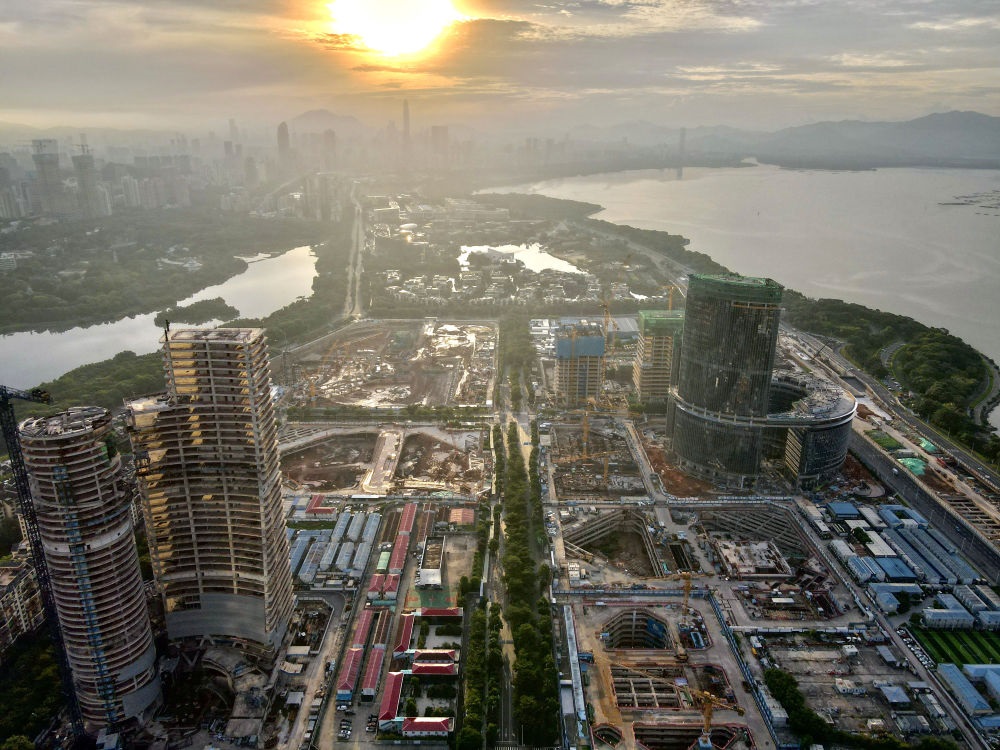 位于深圳市南山區(qū)的深圳灣超級(jí)總部基地建設(shè)現(xiàn)場(chǎng)（無(wú)人機(jī)照片，2023年8月26日攝）。新華社記者 周科 攝