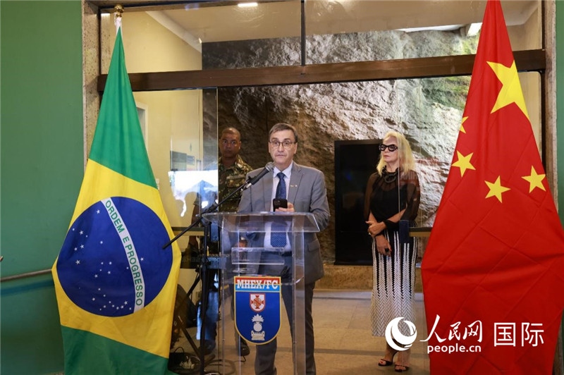 巴西攝影聯(lián)合會主席卡洛斯·甘達(dá)拉在攝影展開幕式上致辭。 人民網(wǎng)記者 陳海琪攝