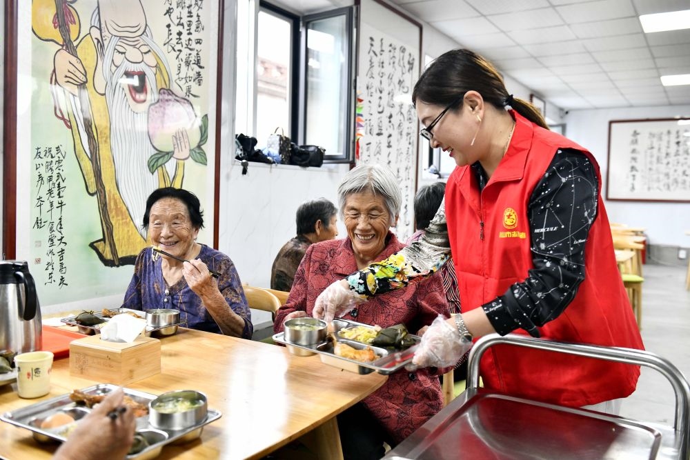 在山東省乳山市城區(qū)街道騰甲莊村幸福食堂，志愿者為老人們配送午餐（2023年6月24日攝）。新華社記者 郭緒雷 攝