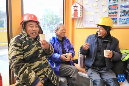 12月16日，幾名戶外勞動者在位于浙江舟山市的一家“勞動者驛站”里喝姜茶驅寒。