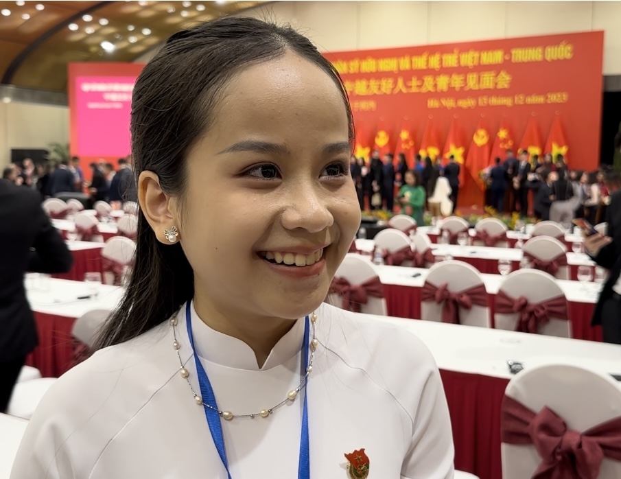 越南青年代表黎月瓊接受記者采訪。