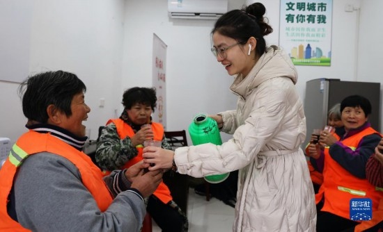 12月16日，在浙江省湖州市德清縣乾元鎮(zhèn)環(huán)衛(wèi)工人愛心驛站，志愿者為環(huán)衛(wèi)工人倒紅糖姜茶。