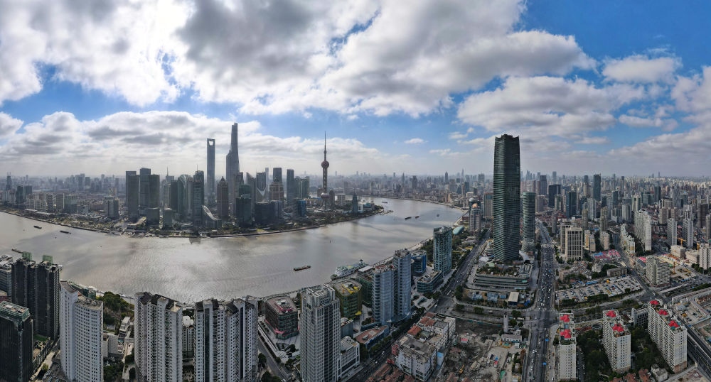 從上海虹口區(qū)北外灘空中俯瞰中國（上海）自由貿(mào)易試驗(yàn)區(qū)陸家嘴片區(qū)（2023年1月10日攝，無人機(jī)全景照片）。新華社記者 方喆 攝