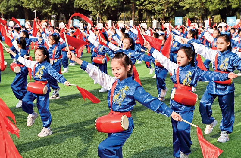 為助推民族地區(qū)基礎教育事業(yè)發(fā)展，廣西重新核定各地中小學教職工編制，依托全區(qū)編制“周轉池”核增事業(yè)編制給各地中小學，在全面達到國家標準的基礎上，進一步統(tǒng)籌優(yōu)化和動態(tài)調整各區(qū)域、學校、學段間編制資源。圖為2023年11月29日，南寧市濱湖路小學舉行主題為“逐夢新時代 健體向未來”的體育文化節(jié)，孩子們正在跳腰鼓舞。 新華社記者 周華/攝
