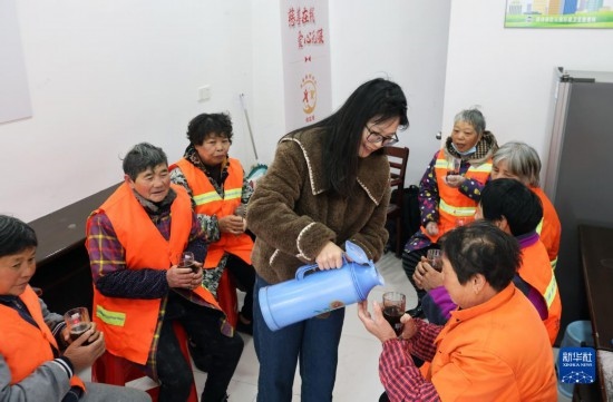 12月16日，在浙江省湖州市德清縣乾元鎮(zhèn)環(huán)衛(wèi)工人愛心驛站，志愿者為環(huán)衛(wèi)工人倒紅糖姜茶。