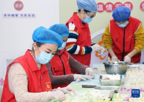 12月16日，在山東省棗莊市市中區(qū)城管藍職工志愿服務驛站，愛心志愿者為戶外勞動者包水餃。
