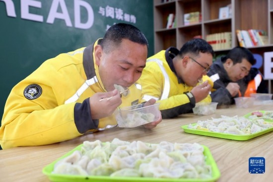 12月16日，在山東省棗莊市市中區(qū)城管藍職工志愿服務驛站，戶外勞動者吃上熱氣騰騰的水餃。