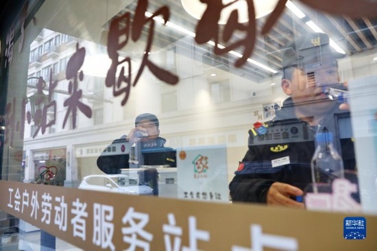 12月16日，戶外工作者在浙江省嘉興市南湖區(qū)丁家橋社區(qū)個性化“惠工小站”休息。