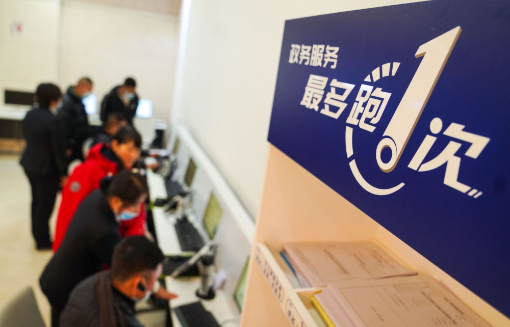 在吉林省長春市二道區(qū)政務(wù)服務(wù)中心輔助填報區(qū)，市民在工作人員的輔助下進(jìn)行事項(xiàng)填報（2020年11月23日攝）。新華社記者 許暢 攝