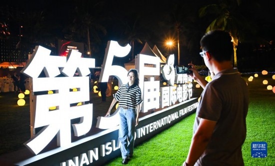 12月16日，觀眾在第五屆海南島國(guó)際電影節(jié)開幕式現(xiàn)場(chǎng)拍照留念。