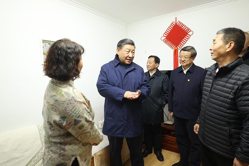 △2023年11月10日下午，習(xí)近平總書記在河北涿州市雙塔街道永濟(jì)秀園小區(qū)居民董彩英家看望慰問。