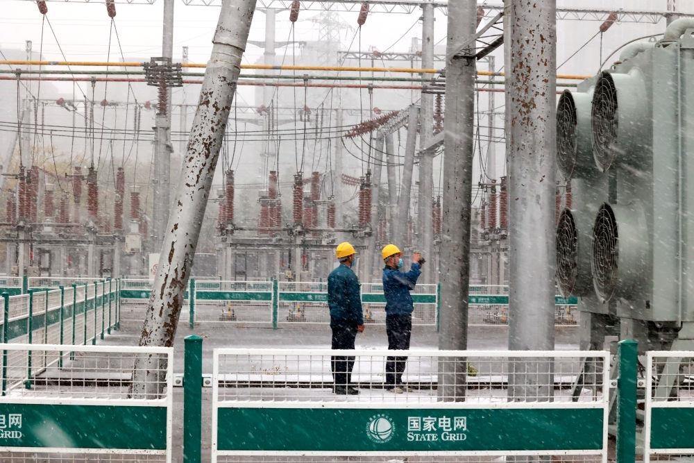 △國網(wǎng)壽光市供電公司變電運維人員在檢查變電站積雪情況。