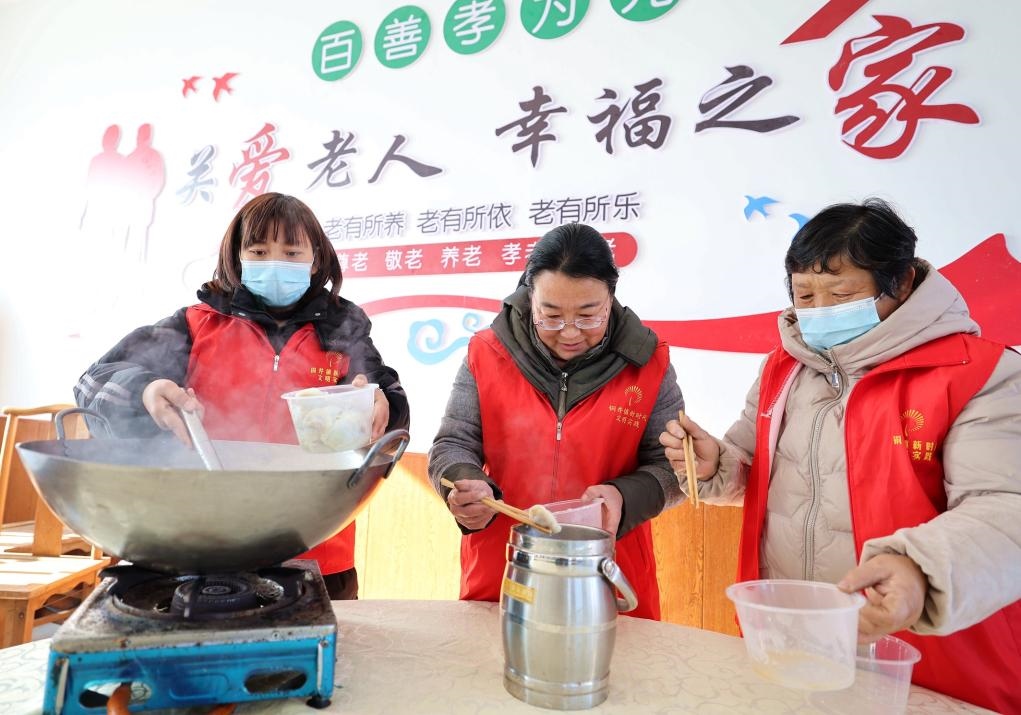 12月17日，在山東省臨沂市沂南縣銅井鎮(zhèn)杜山社區(qū)孝善食堂，志愿者們在為社區(qū)內(nèi)獨居和行動不便的老人煮水餃。 新華社發(fā)（王彥冰 攝）