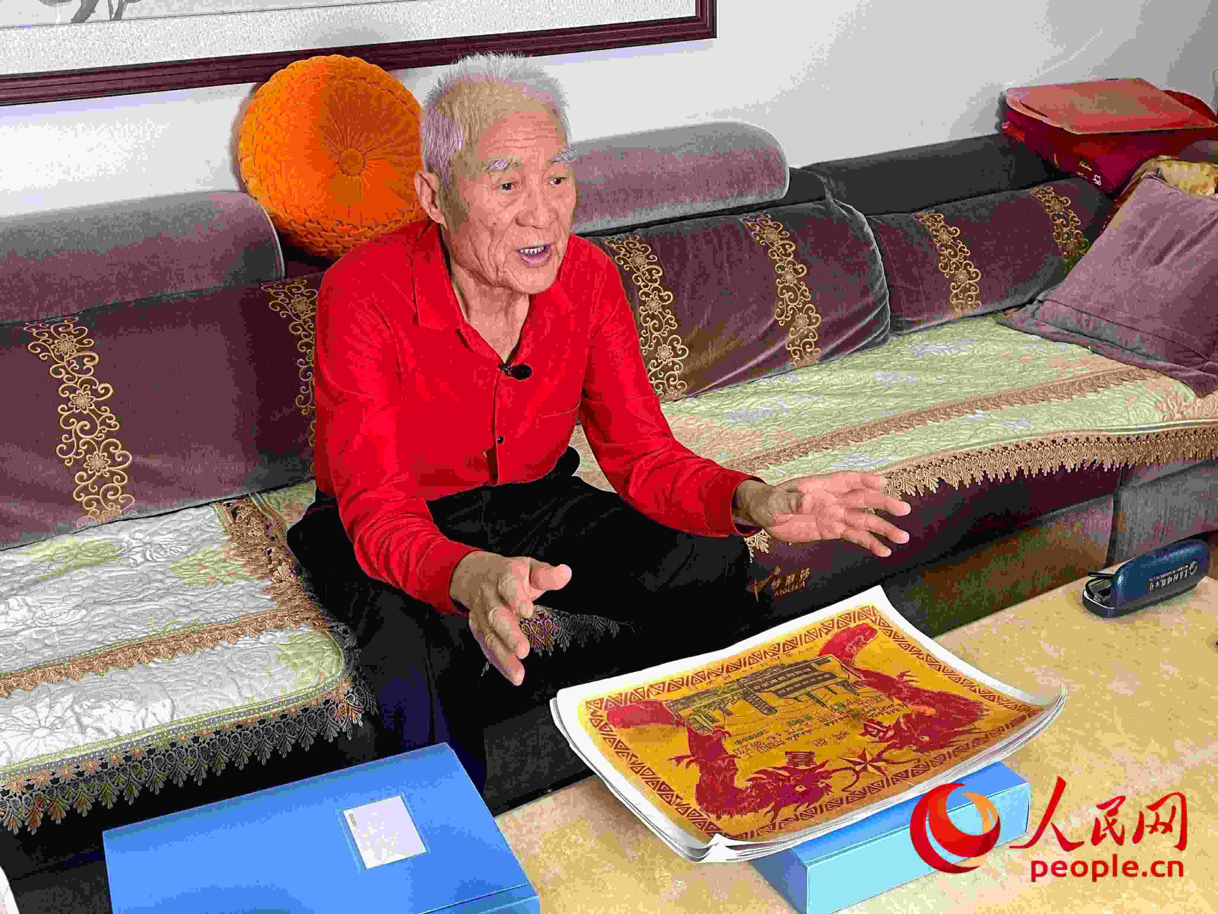 馬太生向采訪團講述自己獲得獎狀的經(jīng)歷。人民網(wǎng) 周靜圓攝