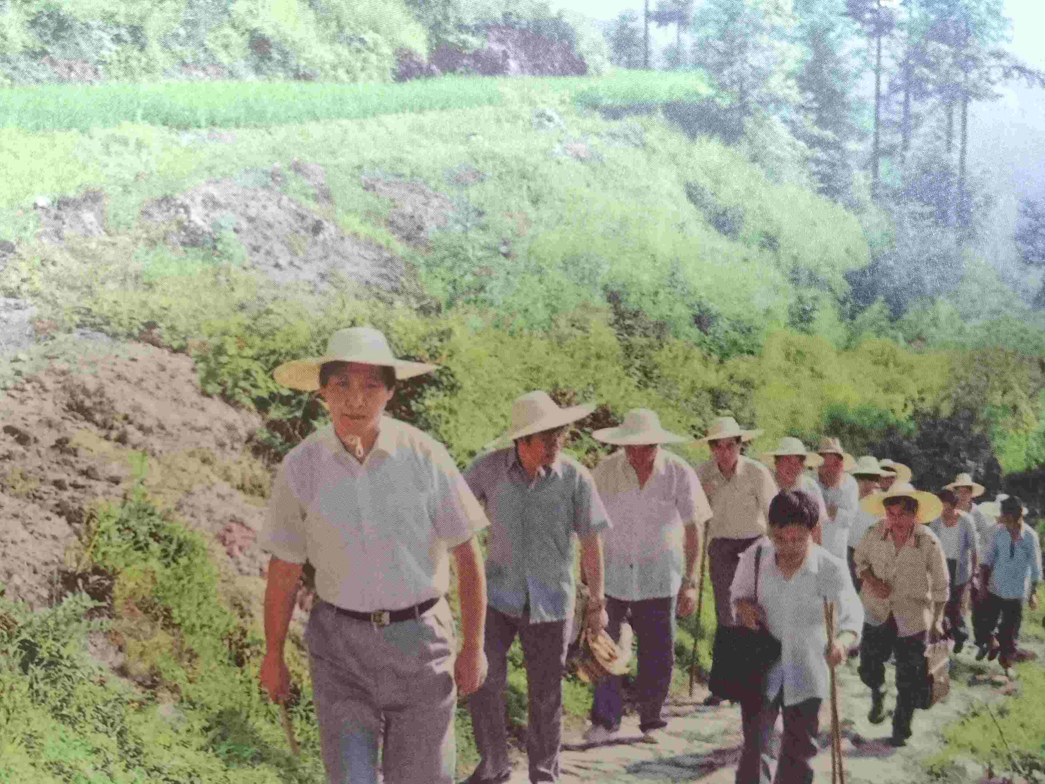 1989年7月，習(xí)近平冒著酷暑，帶頭步行到下黨鄉(xiāng)調(diào)研。