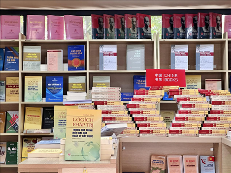 中國主題圖書亮相越南河內(nèi)書街。中國圖書進出口（集團）有限公司供圖