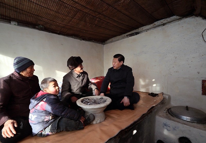 2012年12月30日，習(xí)近平在河北省阜平縣龍泉關(guān)鎮(zhèn)駱駝灣村看望唐榮斌老人一家。